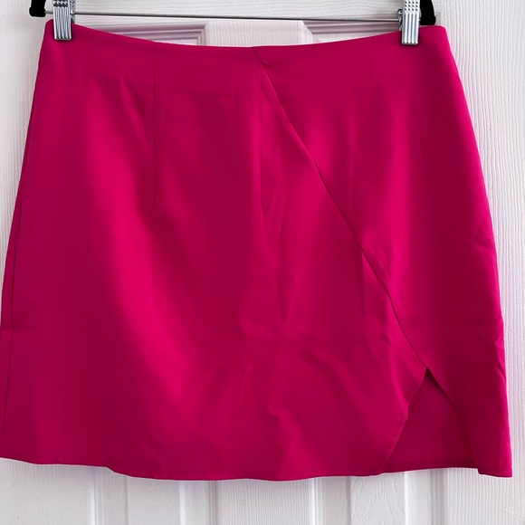 Hot pink mini skirt with split - Picture 2 of 9